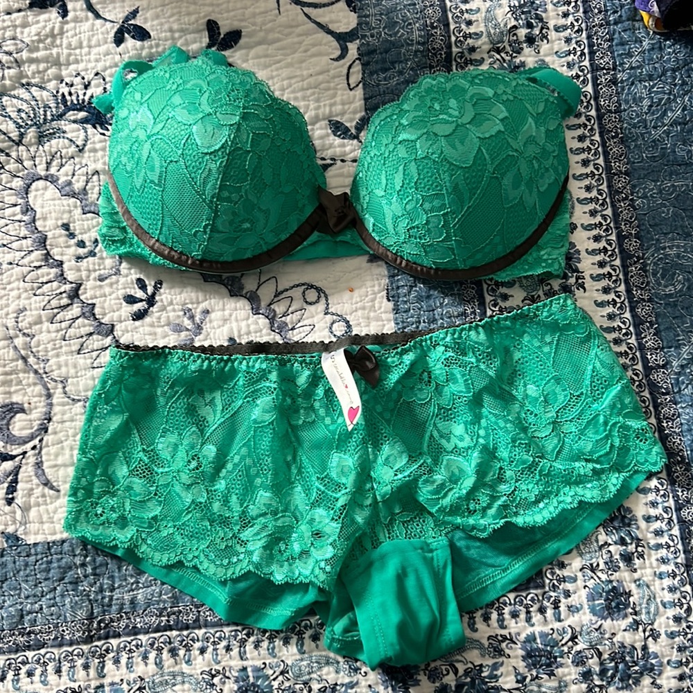 Great condition. No rips in lace.